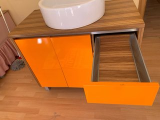 Mueble de lavabo naranja retro. Muy buen estado.