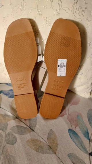 Sandalias planas blancas y marrones Primark