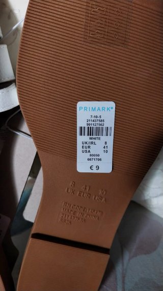 Sandalias planas blancas y marrones Primark