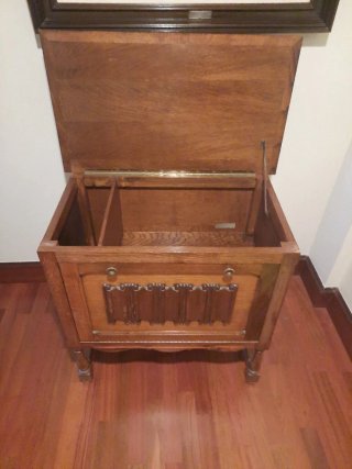 Mueble roble tocadiscos