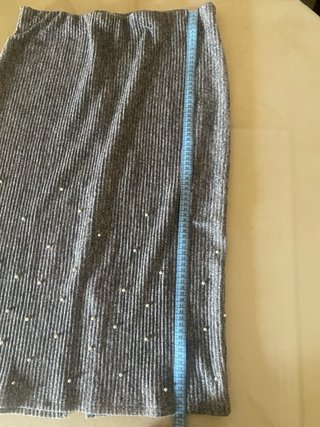 Falda midi gris con perlas