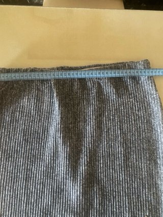 Falda midi gris con perlas