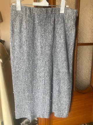 Falda midi gris con perlas