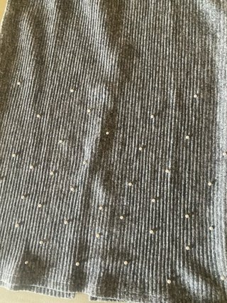 Falda midi gris con perlas