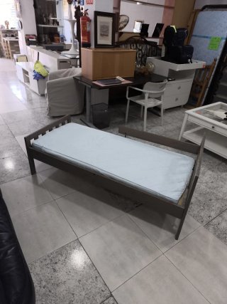 Cama infantil de madera gris