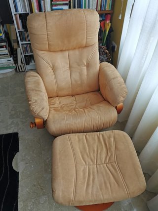Sofá de ante reclinable giratorio + reposapiés