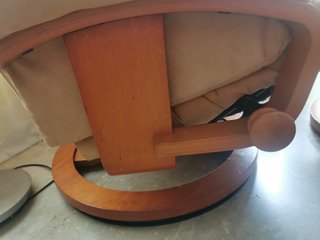 Sofá de ante reclinable giratorio + reposapiés