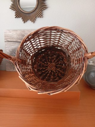 Cesta de mimbre con asa