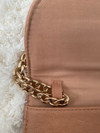 Bolso de mano con cadena dorada