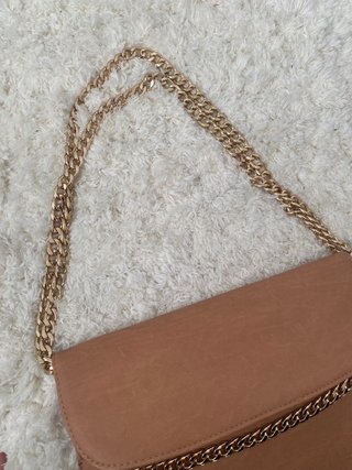 Bolso de mano con cadena dorada