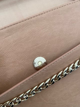 Bolso de mano con cadena dorada