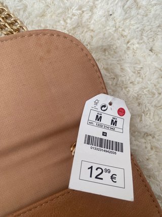 Bolso de mano con cadena dorada