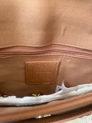 Bolso de mano con cadena dorada