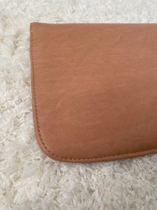 Bolso de mano con cadena dorada