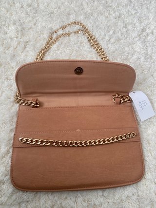 Bolso de mano con cadena dorada