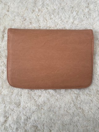 Bolso de mano con cadena dorada
