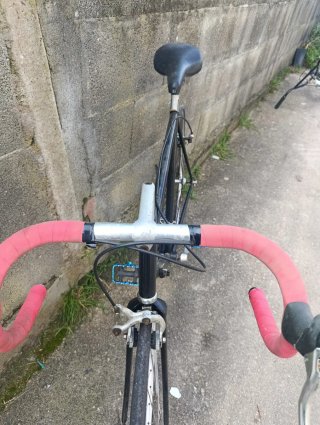 Bicicleta de carretera clásica negra