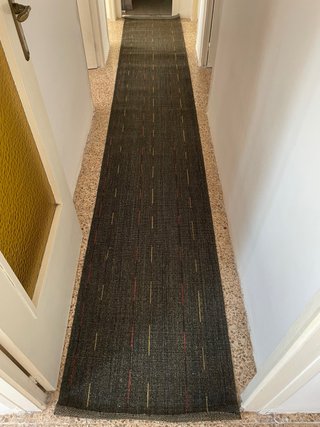 Alfombra de pasillo gris con detalles rojos