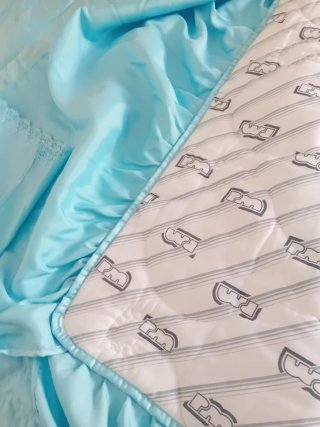 Edredon y cortinas y cortinones azules y cojin ,