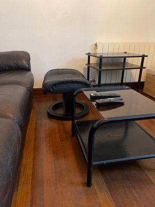 Sofá de dos plazas de cuero con 2 mesitas gratis