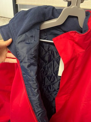 Chaqueta acolchada azul y roja