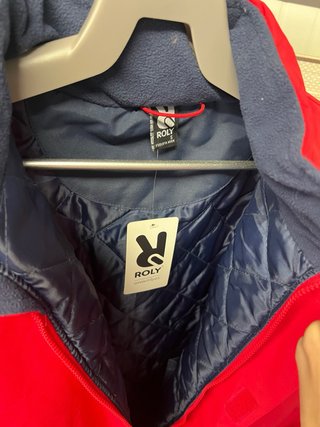 Chaqueta acolchada azul y roja