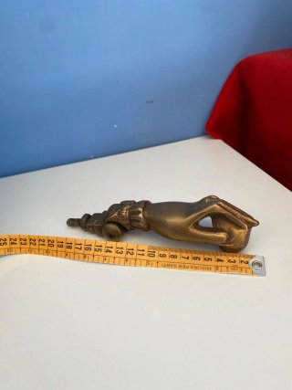 Antico batacchio in ottone a forma di mano