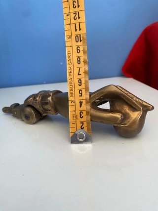 Antico batacchio in ottone a forma di mano