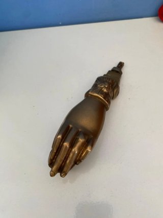 Antico batacchio in ottone a forma di mano
