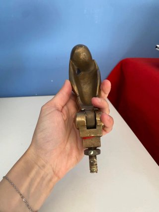 Antico batacchio in ottone a forma di mano