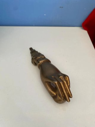 Antico batacchio in ottone a forma di mano
