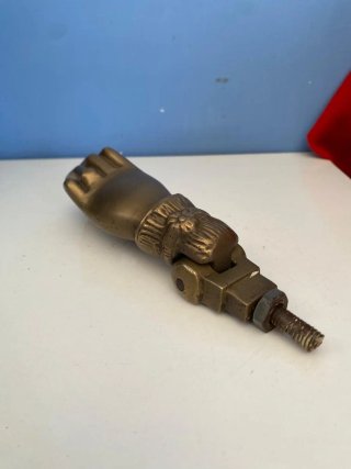 Antico batacchio in ottone a forma di mano