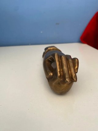 Antico batacchio in ottone a forma di mano
