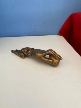 Antico batacchio in ottone a forma di mano