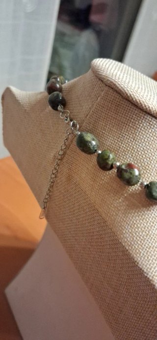 Collar piedras verdes y acero plateado
