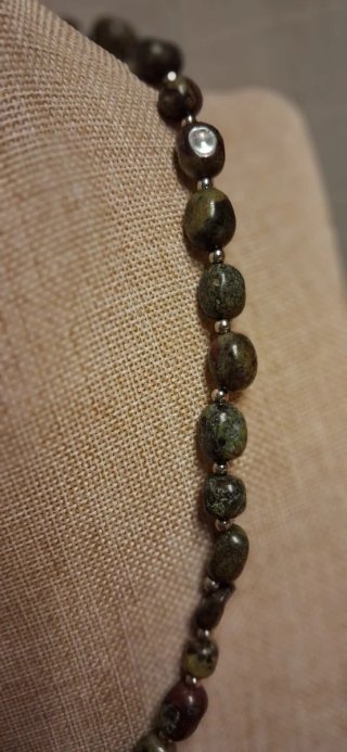 Collar piedras verdes y acero plateado