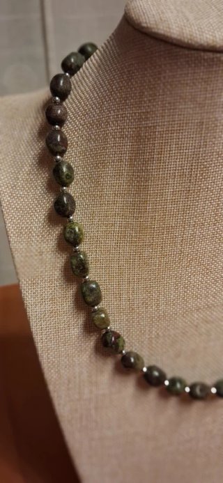Collar piedras verdes y acero plateado