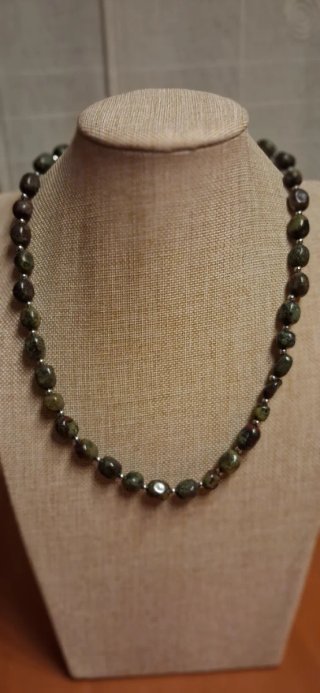 Collar piedras verdes y acero plateado