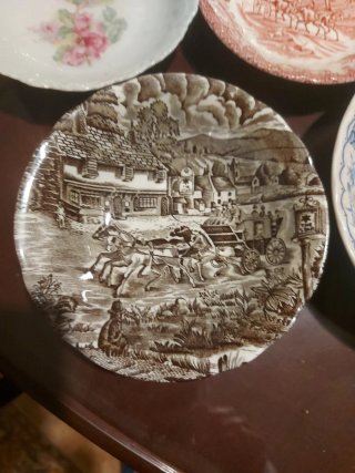 Collezione di 5 mini piatti in ceramica decorati antichi