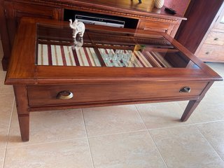 Mesa baja de madera y cristal
