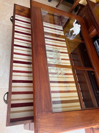 Mesa baja de madera y cristal