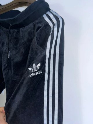 Tuta Adidas scamosciata donna nera