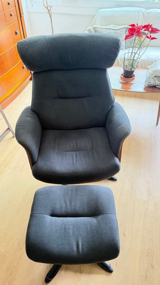 Sillón de tela con reposapiés