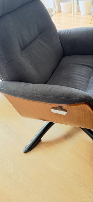 Sillón de tela con reposapiés