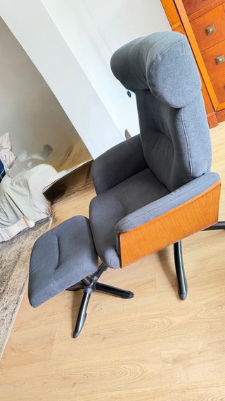 Sillón de tela con reposapiés