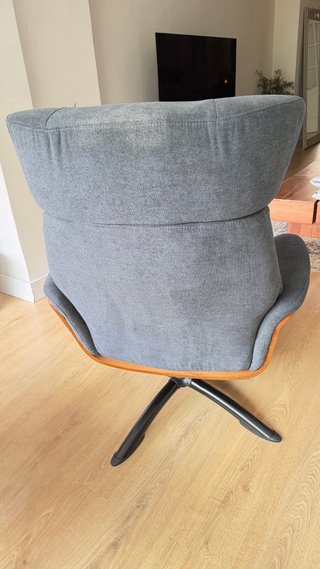 Sillón de tela con reposapiés