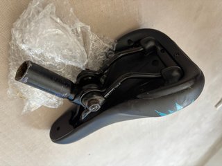 Sillín BMX negro con diseño azul