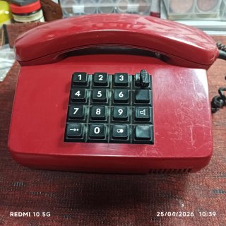 Teléfono fijo rojo