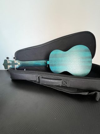 Ukelele Enya con accesorios