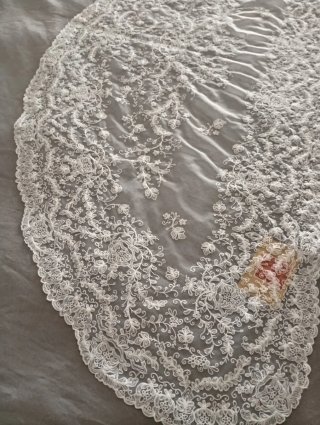 Mantilla media luna blanca para niña